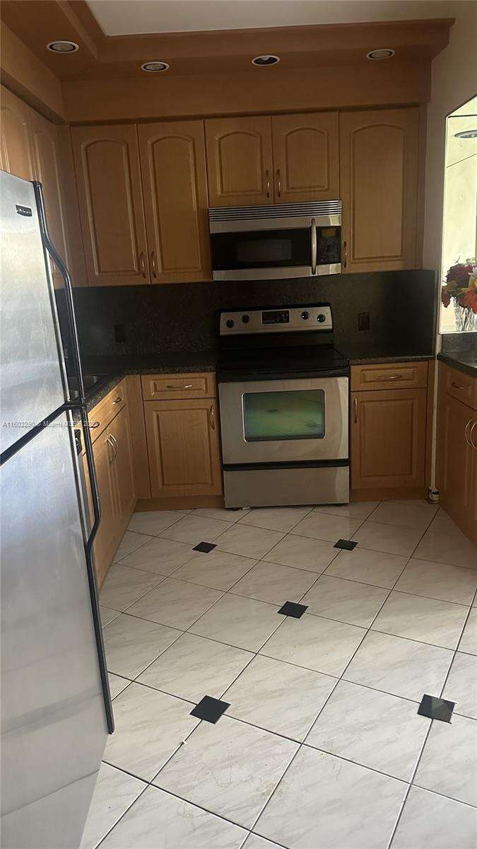 Hamptons West | Unit #305 Unit #305 | Picture 34