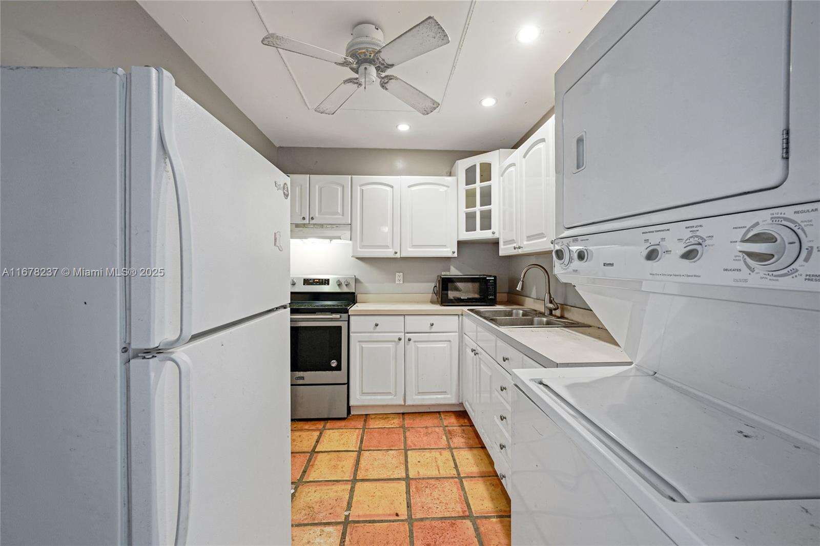 Imperial Point Colonnades Condo Inc | Unit #2303 Unit #2303 | Picture 8