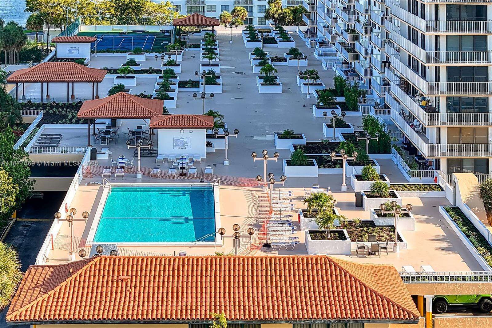 Mnston Towers 700 | Unit #1709 Unit #1709 | Picture 2