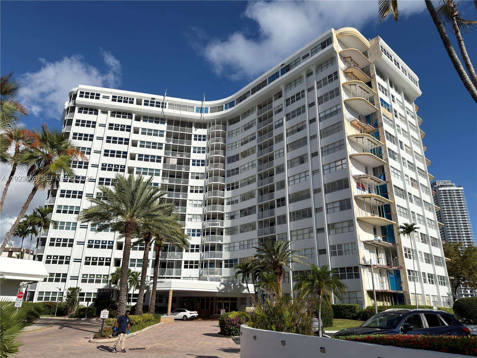 Lake Point Tower Condominium | Unit #605 Unit #605 | Picture 1