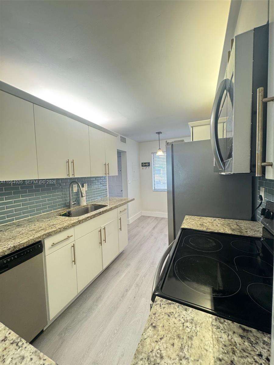 Racquet Club Village Apartments At Bonaventure 1 West | Unit #204 Unit #204 | Picture 3