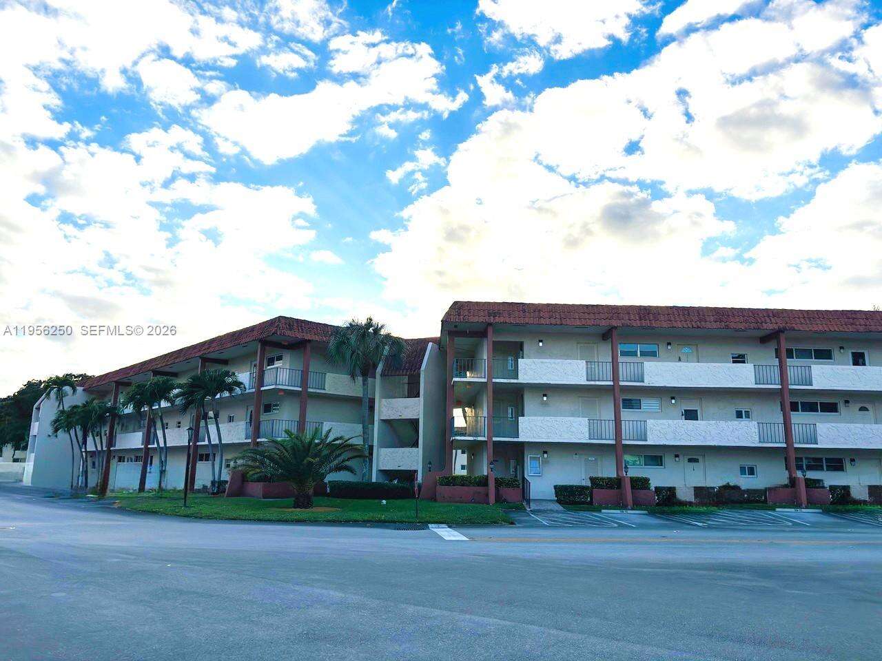Hollybrook Golf Tennis Club | Unit #305 Unit #305 | Picture 1