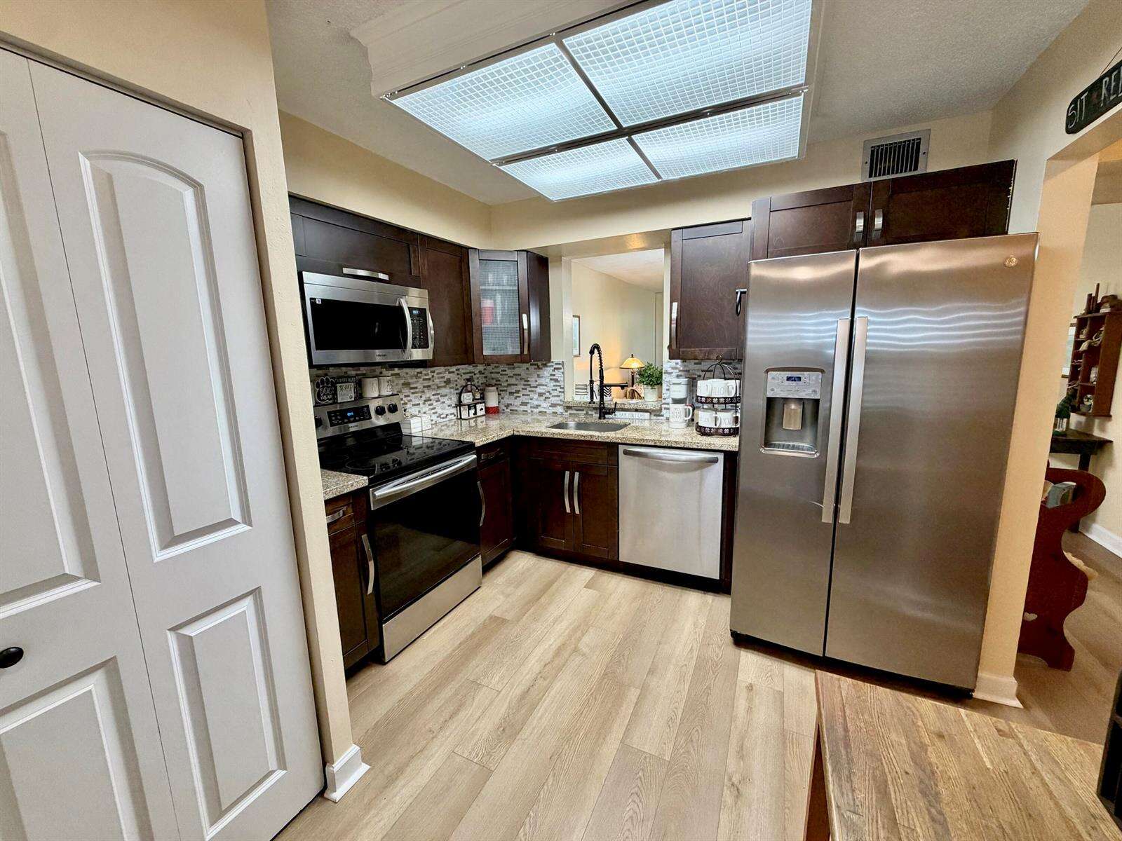 Palm Lakes | Unit #204 Unit #204 | Picture 4