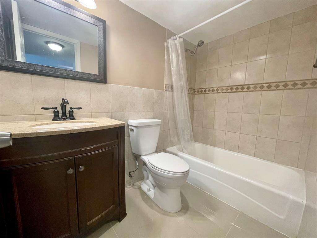 The Racquet Club Of Fort Lauderdale | Unit #J12 Unit #J12 | Picture 5