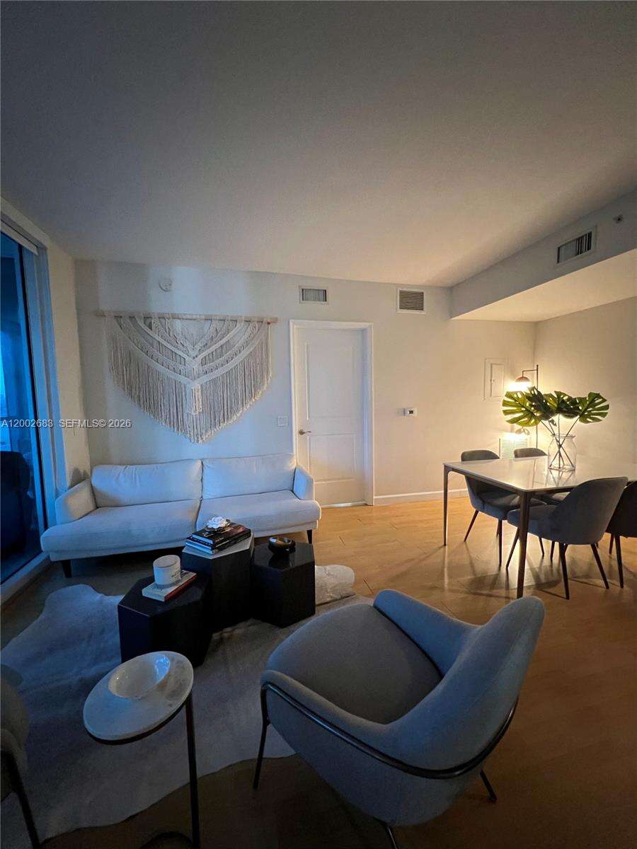 Platinum | Unit #903 Unit #903 | Picture 5