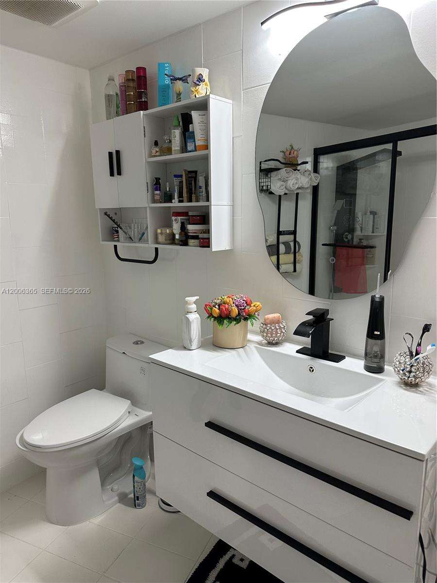 Lake Point Tower Condominium | Unit #810 Unit #810 | Picture 12