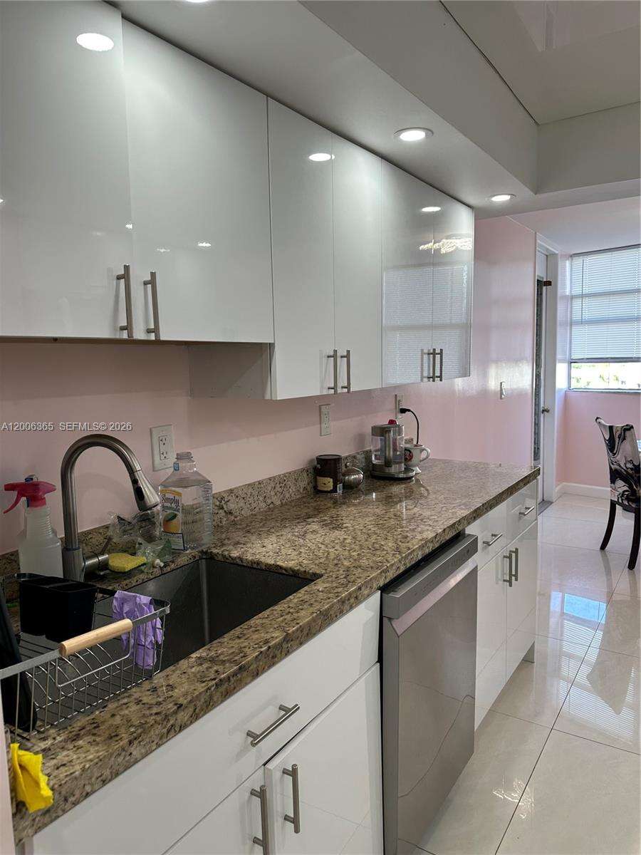Lake Point Tower Condominium | Unit #810 Unit #810 | Picture 14