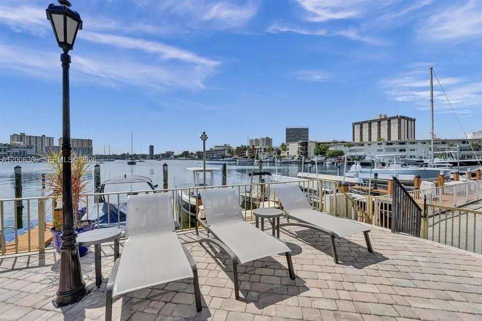 Lake Point Tower Condominium | Unit #810 Unit #810 | Picture 3
