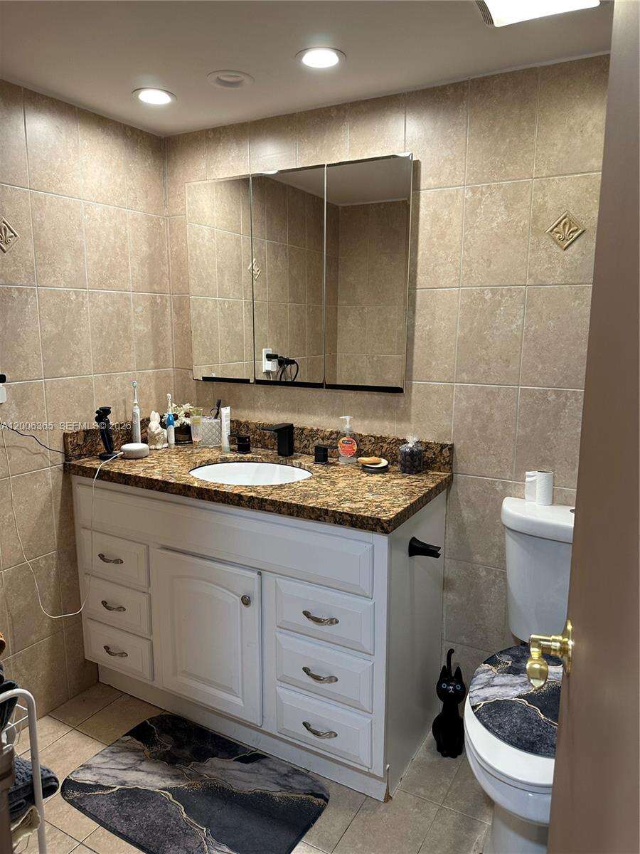 Lake Point Tower Condominium | Unit #810 Unit #810 | Picture 27