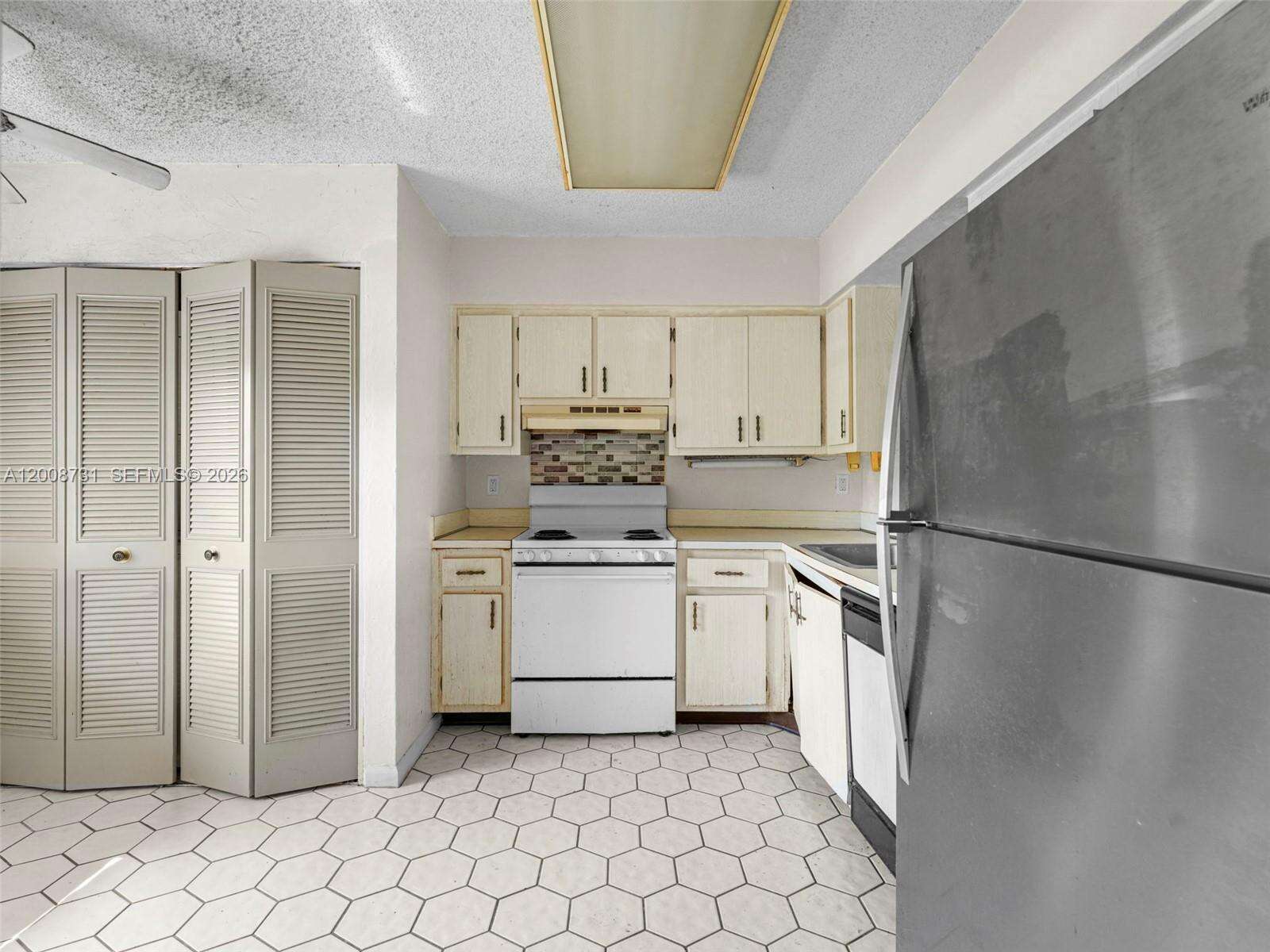Palm Lakes | Unit #102 Unit #102 | Picture 6
