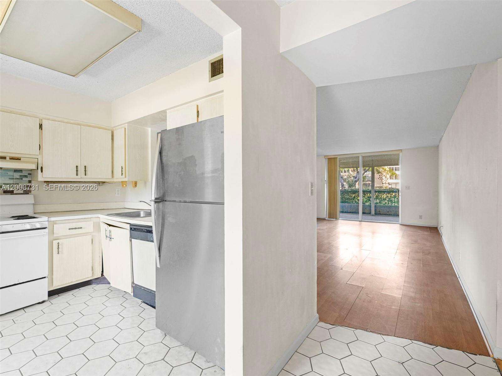 Palm Lakes | Unit #102 Unit #102 | Picture 7