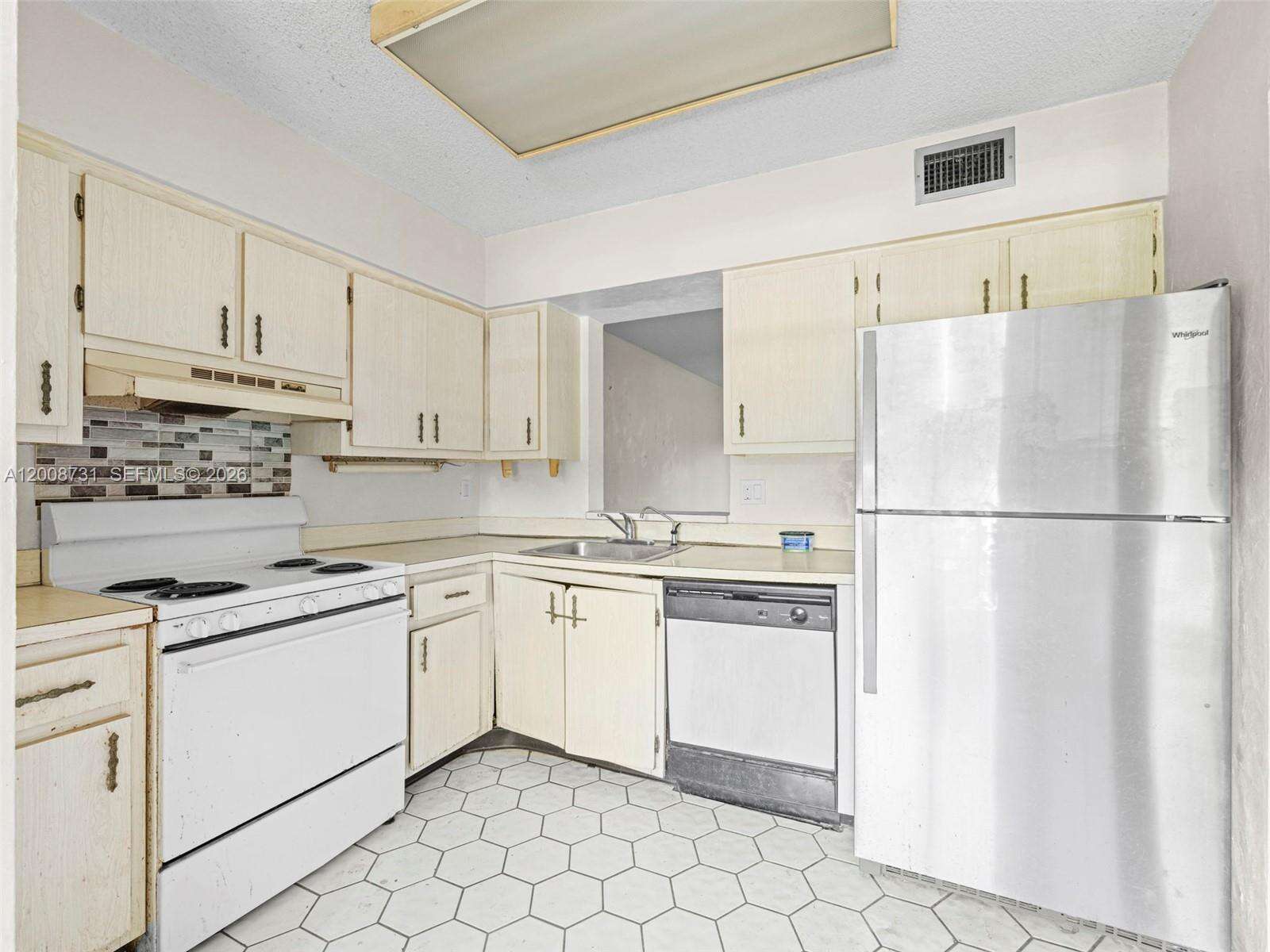 Palm Lakes | Unit #102 Unit #102 | Picture 8