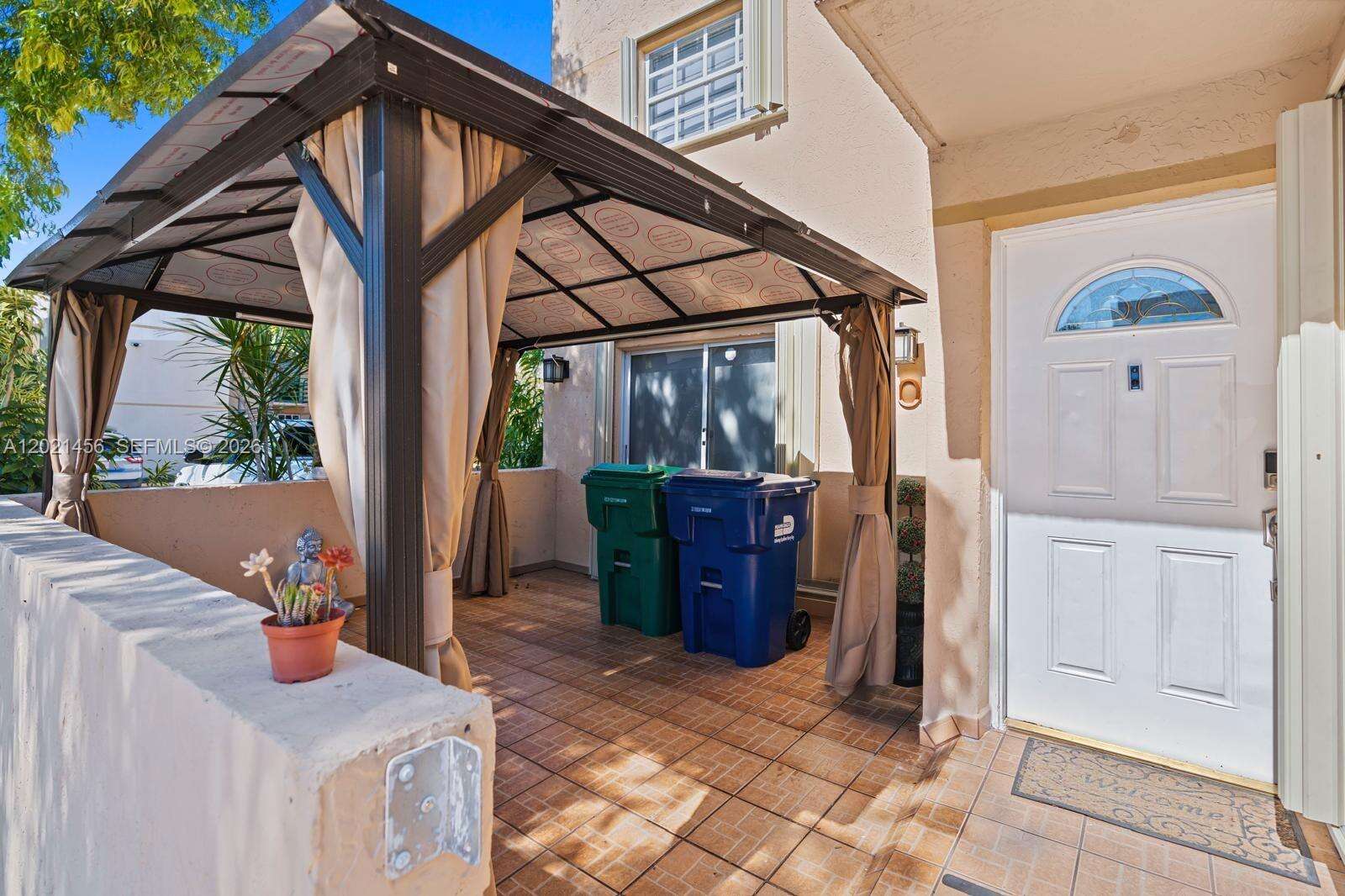 Les Chateaux At Intl Gdns | Unit #103 Unit #103 | Picture 1