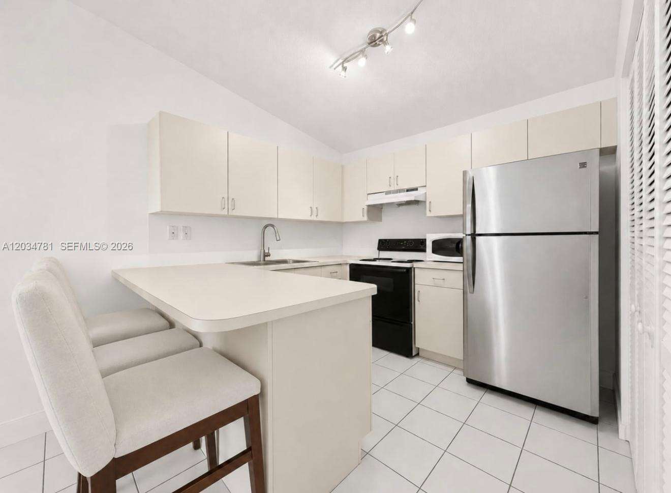 Point Lake Condo Vii | Unit #204 Unit #204 | Picture 5