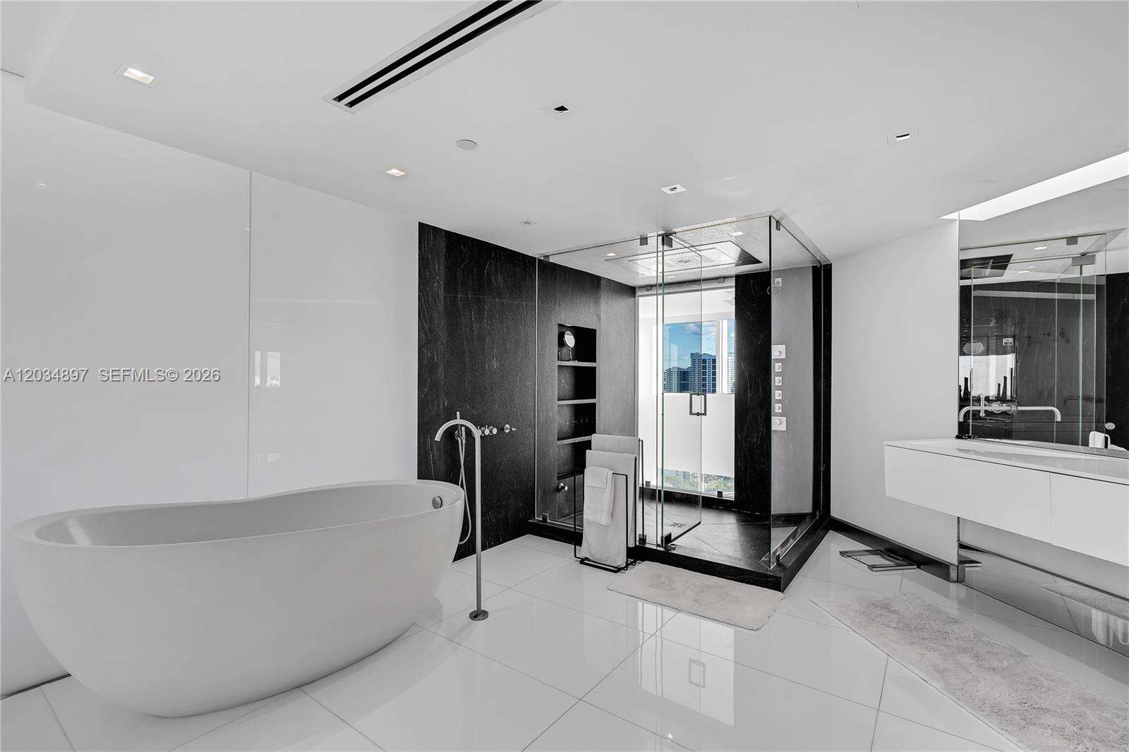 The Grand Venetian | Unit #PH04 Unit #PH04 | Picture 34