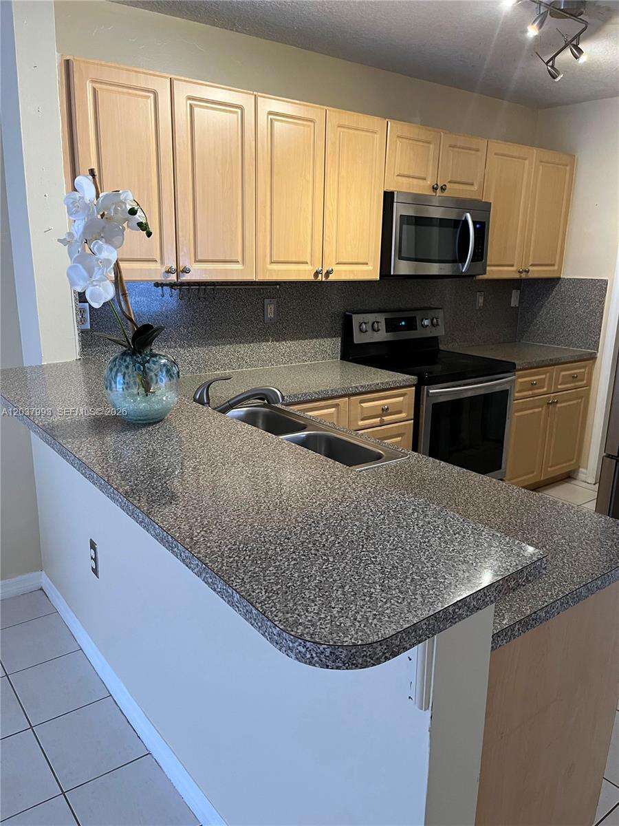 Hampton Isles | Unit #1402 Unit #1402 | Picture 2