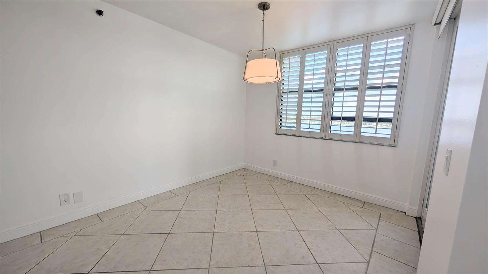 Lake Emerald Condominium No Four | Unit #810 Unit #810 | Picture 4