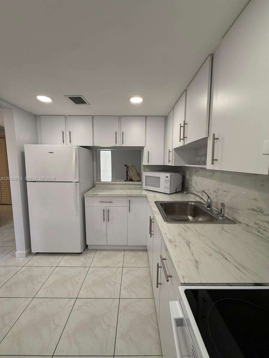Westland Courts | Unit #346-B Unit #346-B | Picture 4