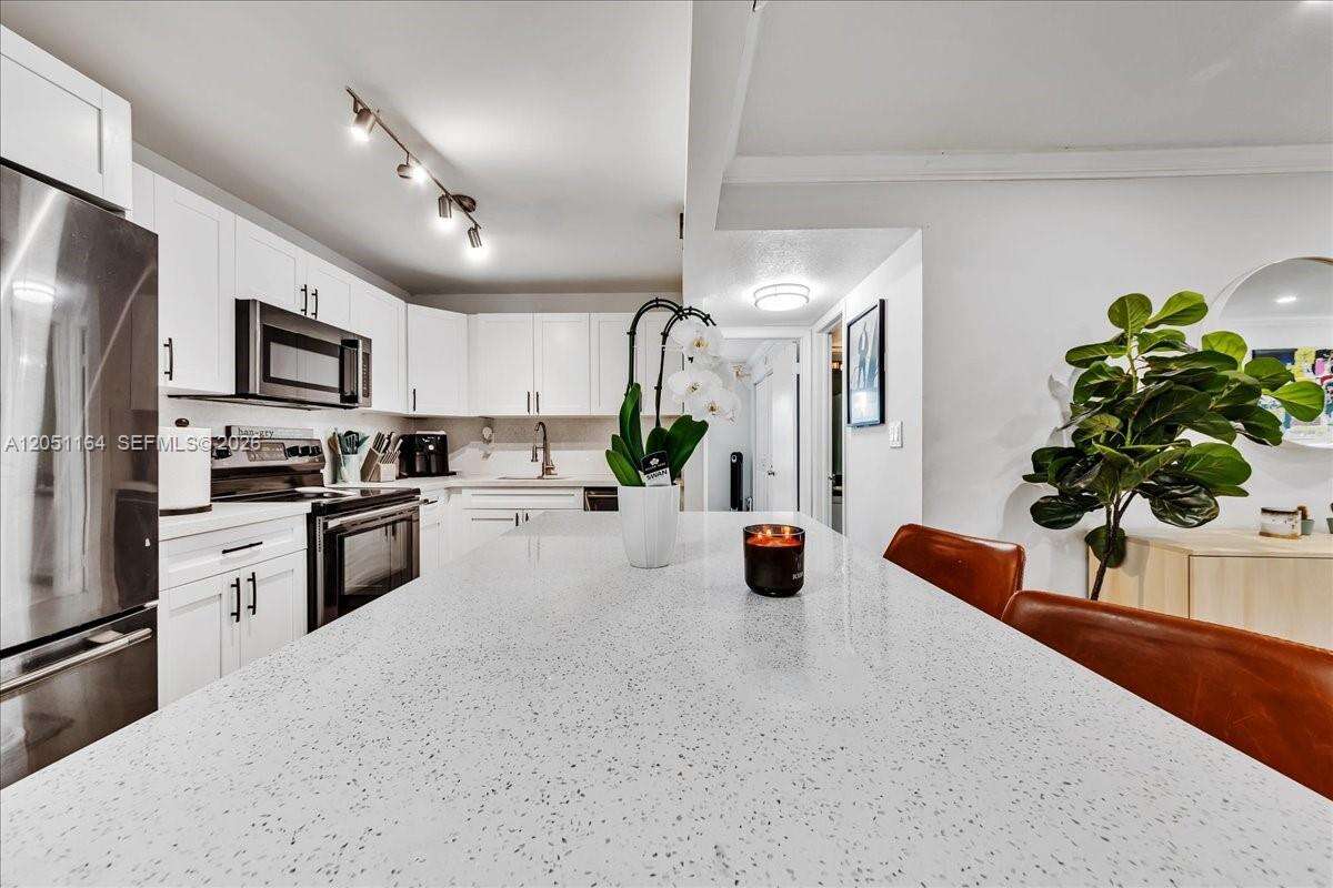 Inwood | Unit #A12 Unit #A12 | Picture 3