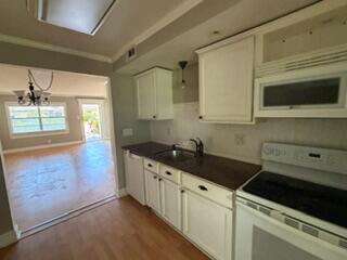 Oriole Gardens 4 | Unit #105 Unit #105 | Picture 3