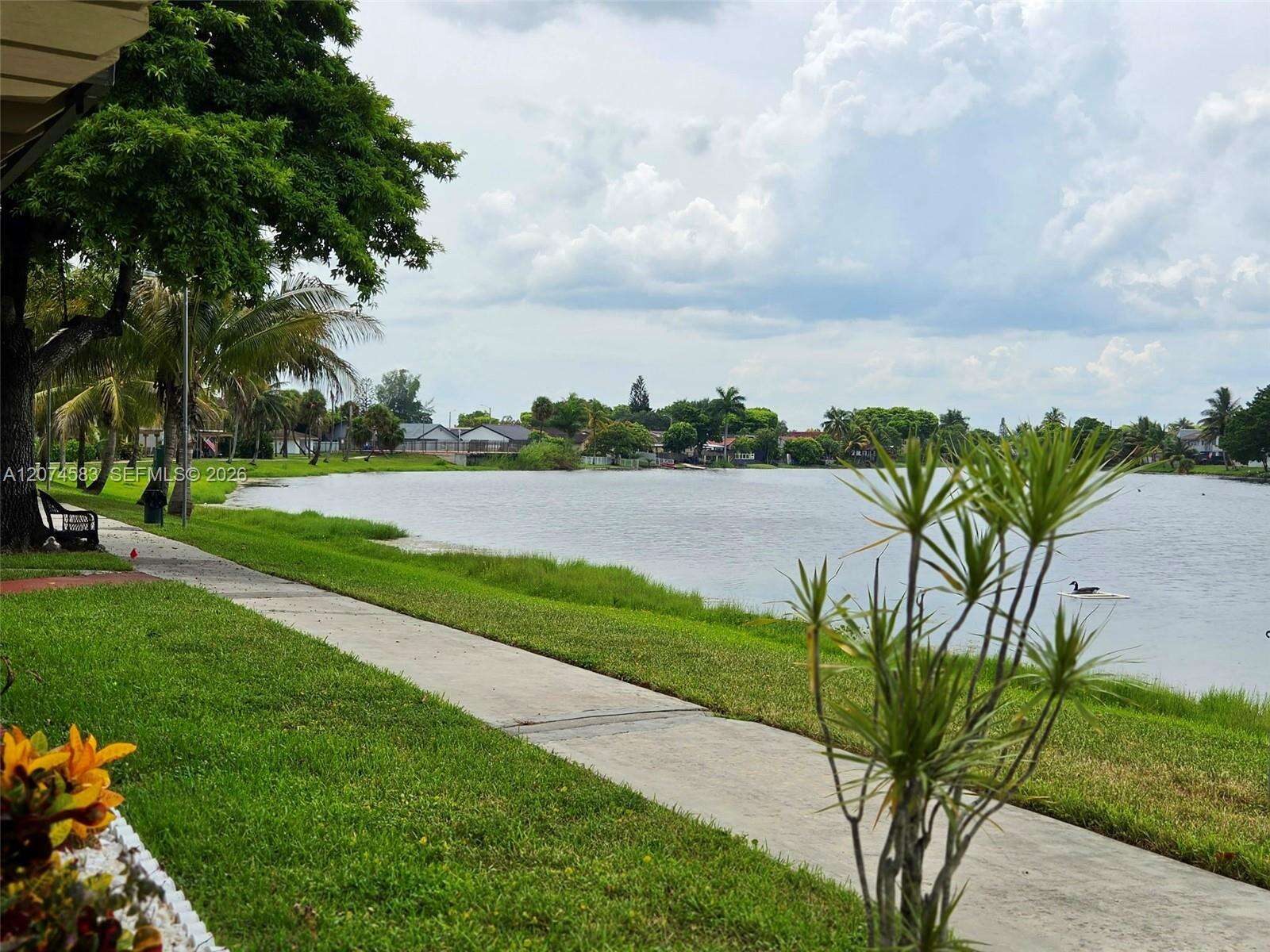 Woods Landing Condo Ph Ii | Unit #14F Unit #14F | Picture 3