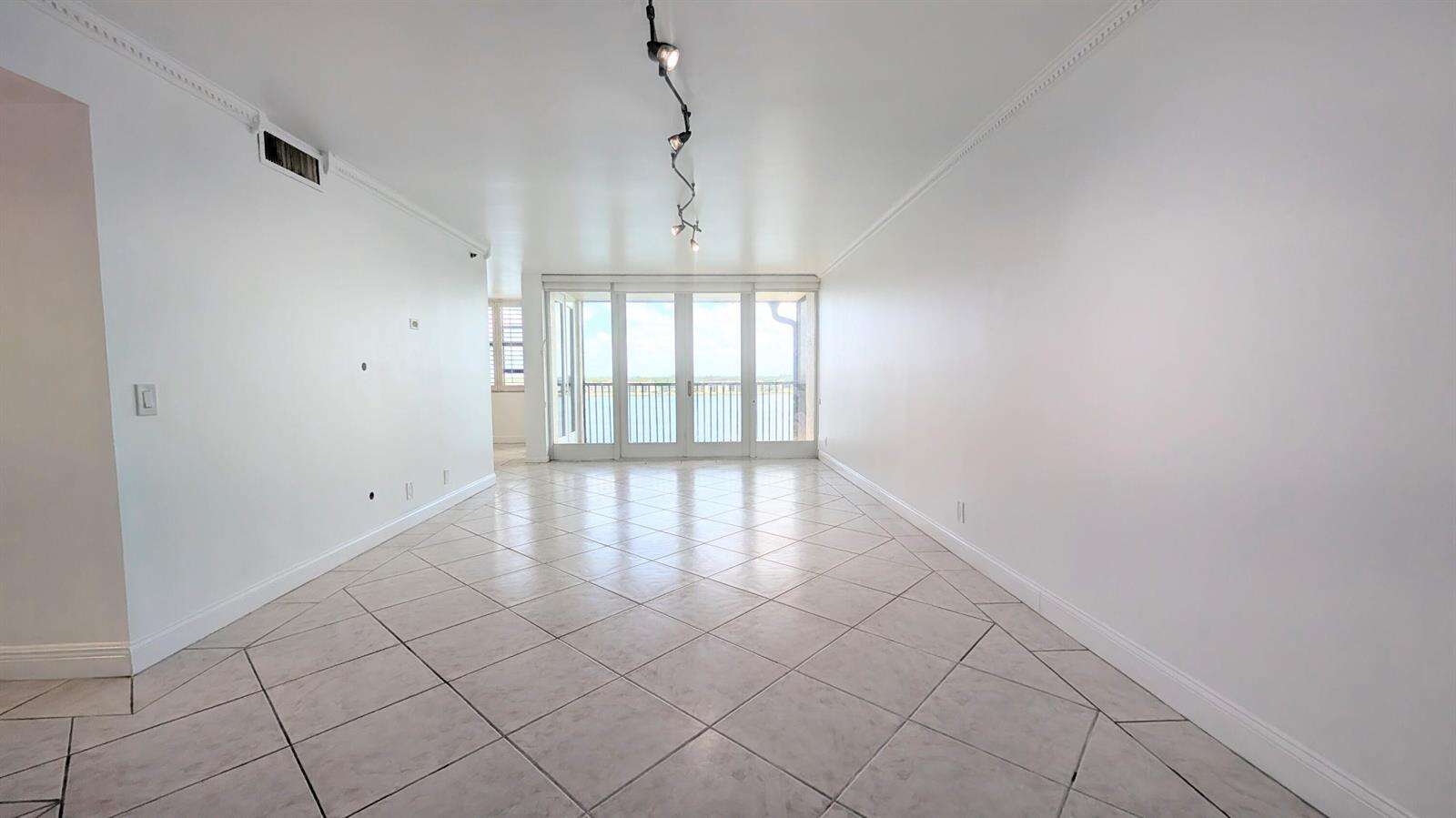 Lake Emerald Condominium No Four | Unit #810 Unit #810 | Picture 3