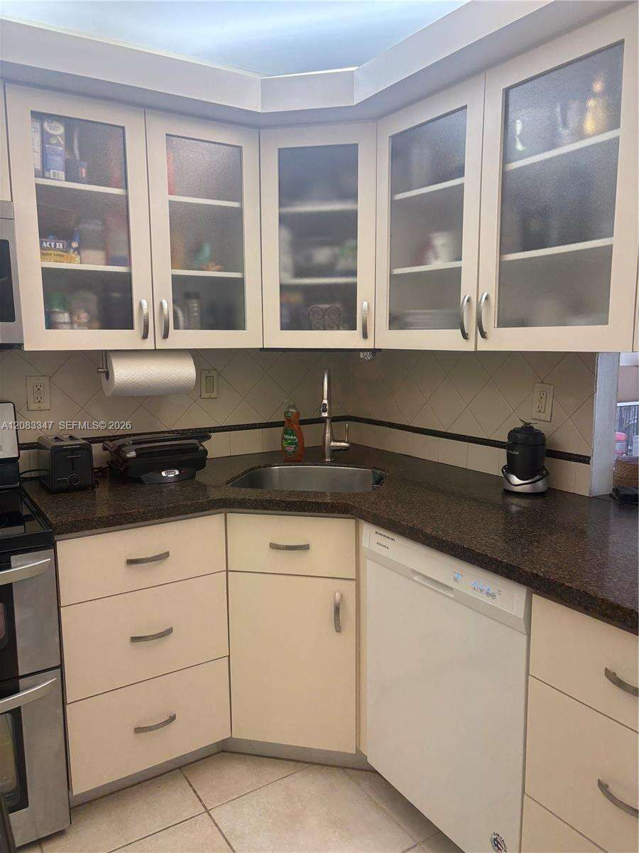 Bayview Towers Condo South Bldg | Unit #A1409 Unit #A1409 | Picture 3