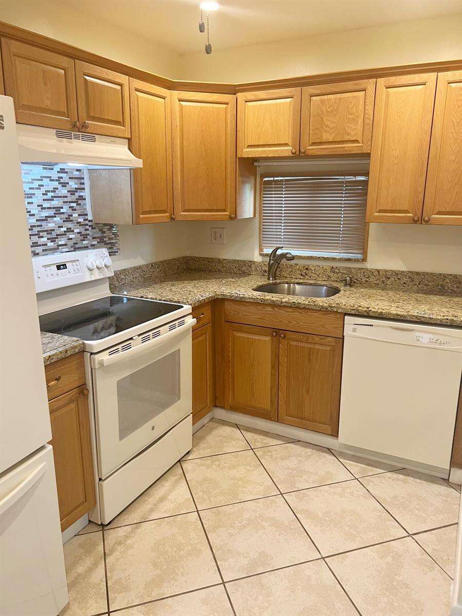 Hollybrook Golf And Tennis Club | Unit #302 Unit #302 | Picture 4
