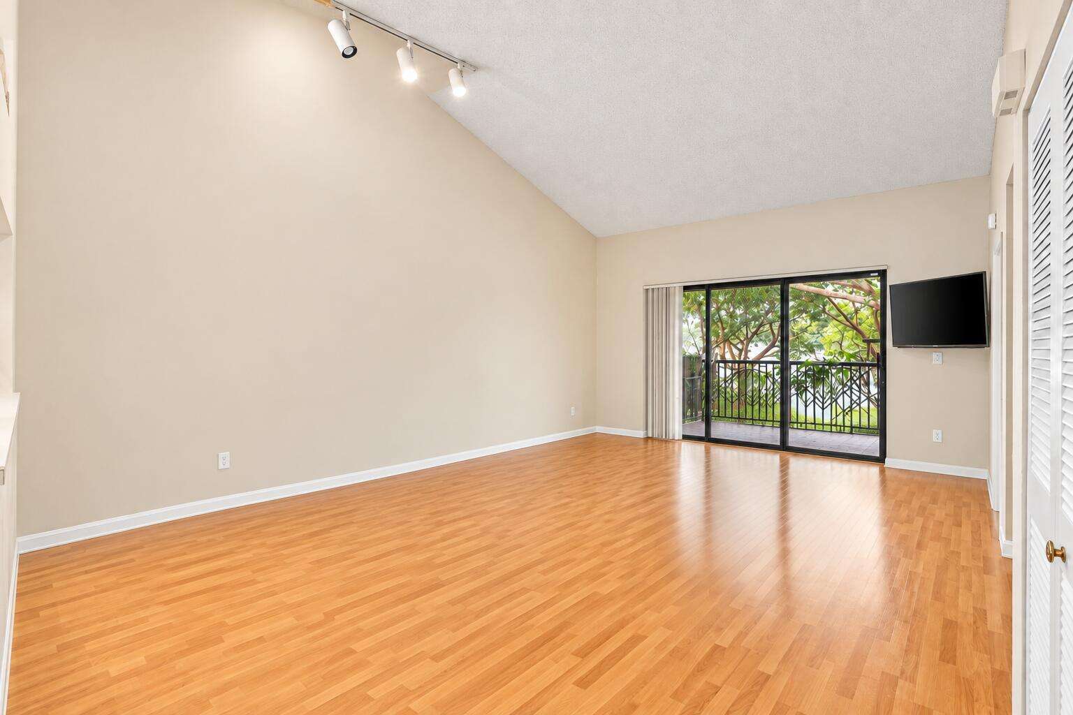 Ambassador Square | Unit #906 Unit #906 | Picture 4